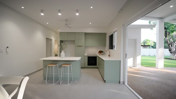 Moderne køkken med stilrent skabsinventar og hårde hvidevarer i en luksuriøs lille bolig, designet til funktionalitet. Boligens interiør er klargjort til ejendomssalg.