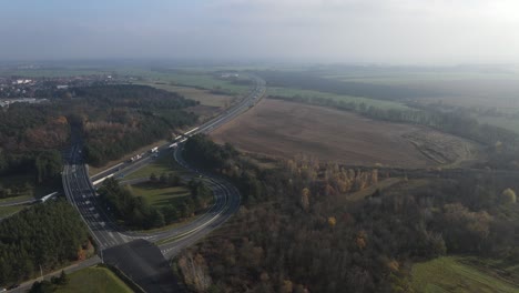 imágenes de drones de 4k de una carretera llena de autos y camiones