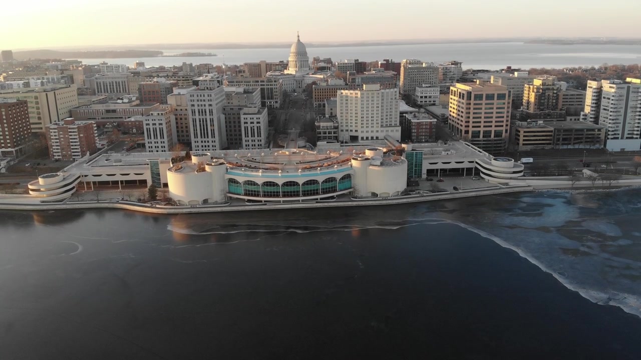 Riprese aeree dall'alto in 4K della Monona Terrace di Madison, Wisconsin, durante il tramonto.