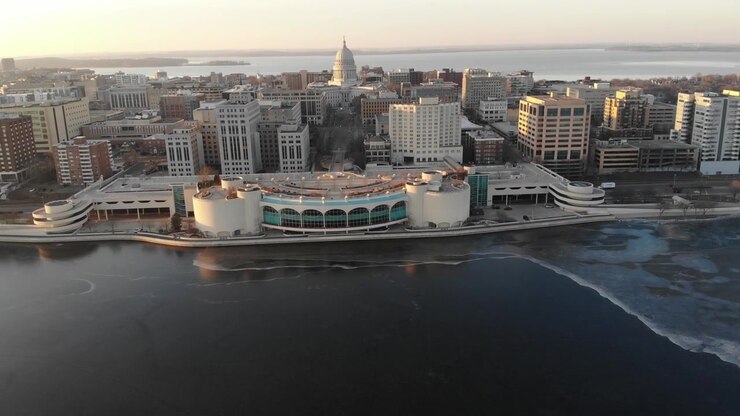 Riprese aeree dall'alto in 4K della Monona Terrace di Madison, Wisconsin, durante il tramonto.