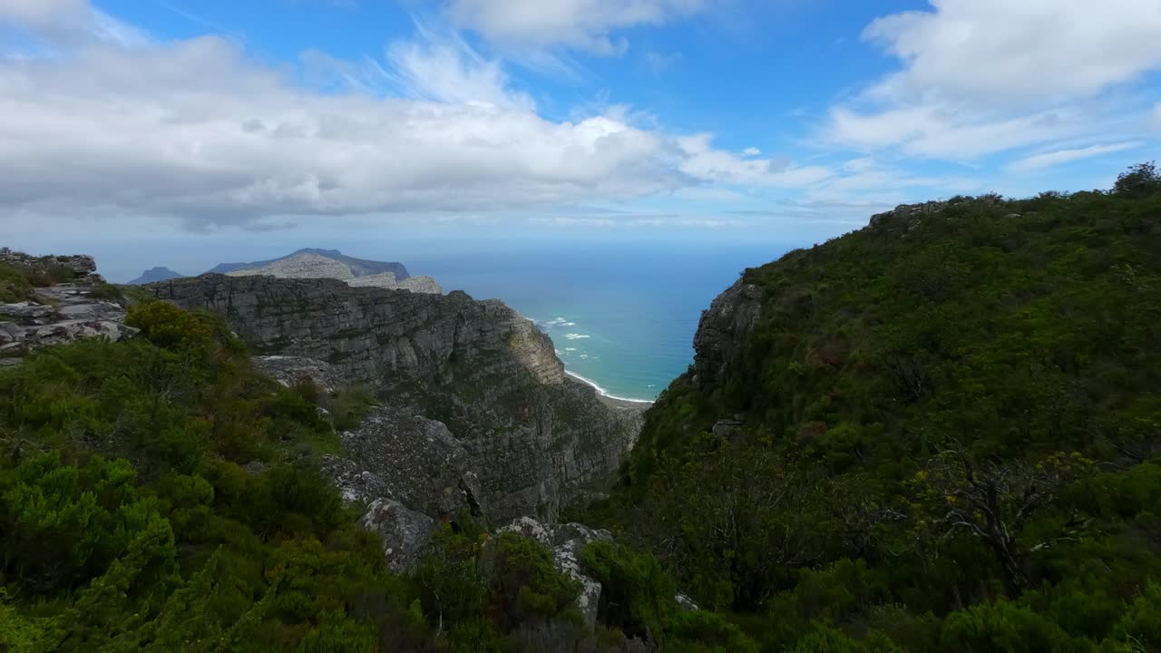 un lapso de tiempo de echo vally tomado en la parte superior del desfiladero de platteklip con nubes pasando