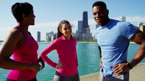hombres y mujeres multiétnicos estirándose al aire libre en chicago