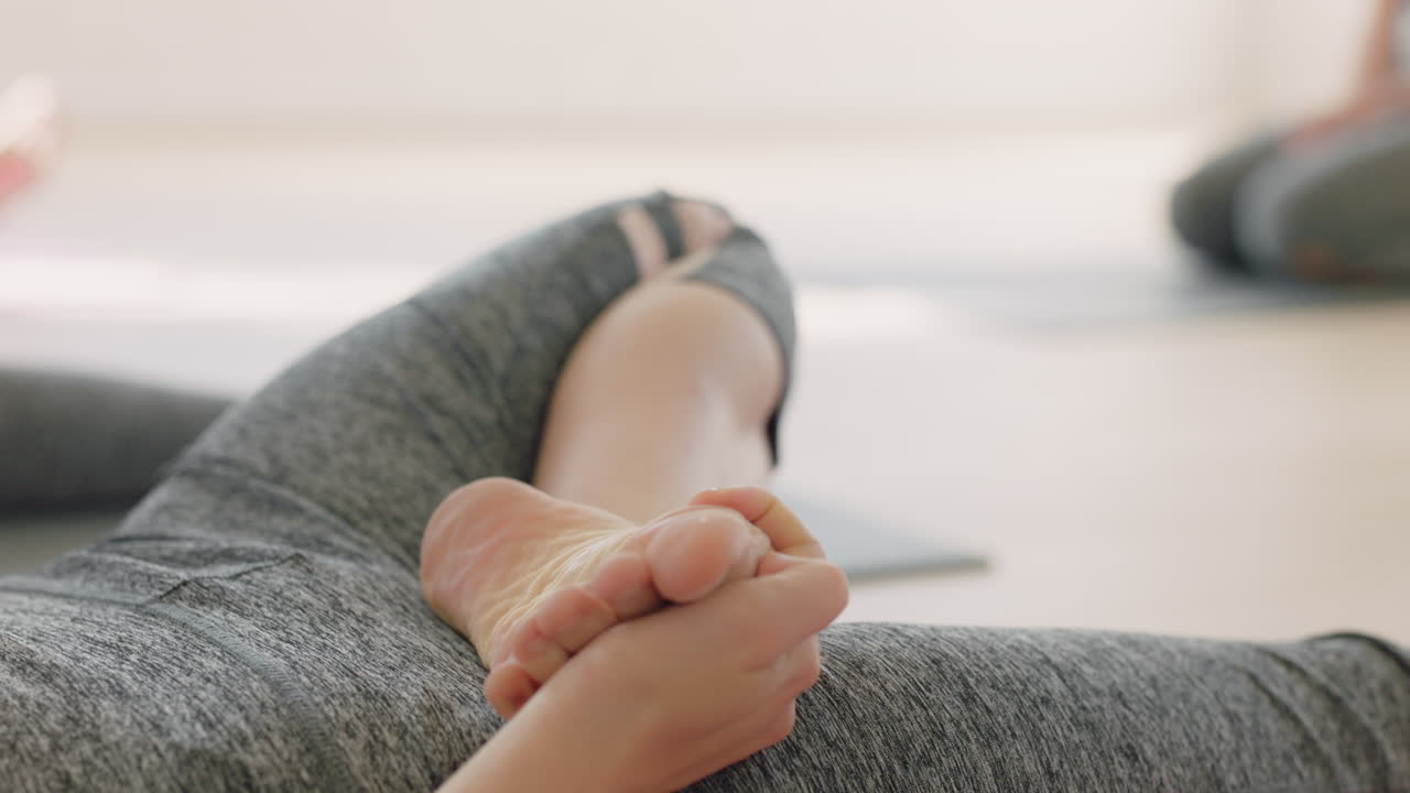 요가 수업 아름다운 젊은 여성이 피트니스 스튜디오에서 운동 준비를 하면서 몸을 풀고 포즈를 연습하는 유연한 몸을 뻗고 있습니다.