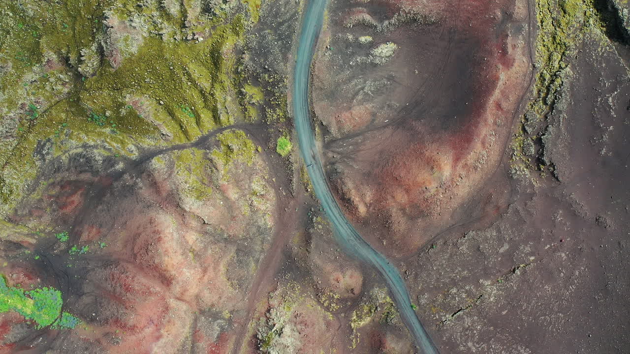 una persona corre por la carretera entre los campos de lava en las islas westman en islandia durante el día