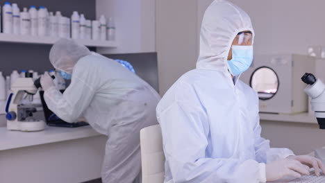 equipo de científicos en el laboratorio