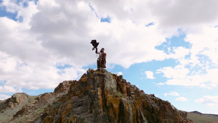 Aquiliero a cavallo che prepara l'aquila al volo nella Mongolia occidentale