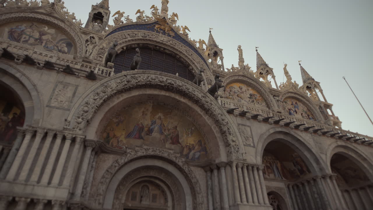 Facciata della storica Basilica di San Marco, inquadratura ampia mattutina, Venezia, Italia.