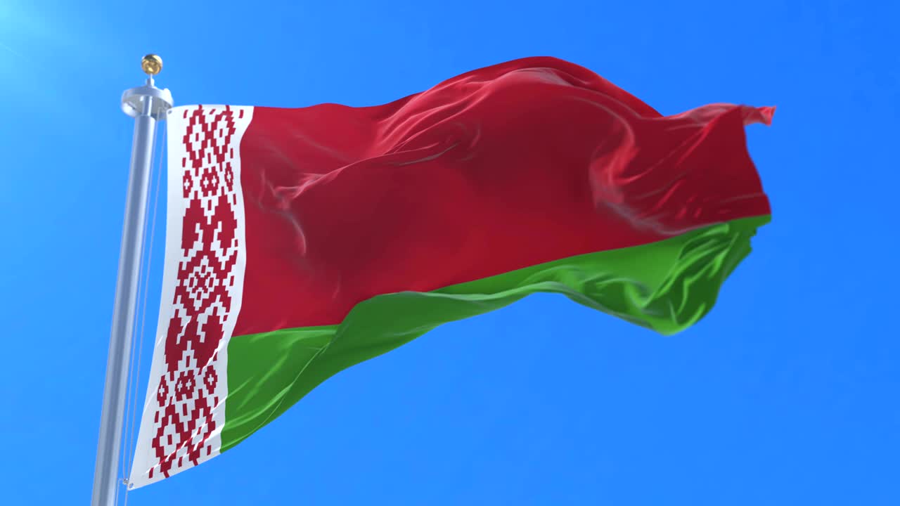 Mavi gökyüzüyle yavaş çekimde rüzgarda dalgalanan Belarus bayrağı, döngü