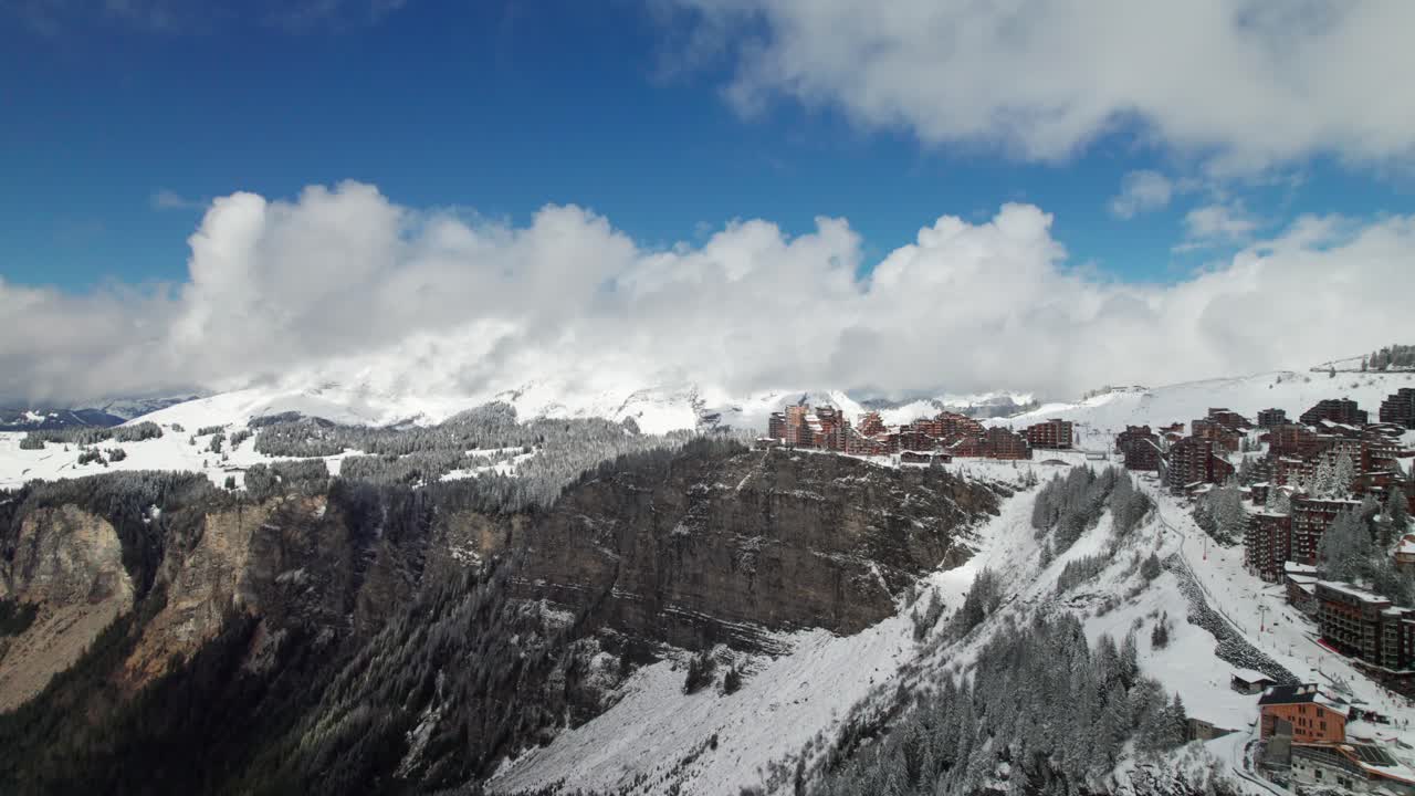 vista aérea del pueblo de esquí en los alpes franceses, avoriaz 1800 estación de esquí de las puertas del sol