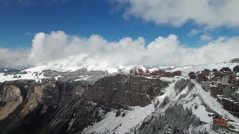 Luftaufnahme-Des-Skidorfs-In-Den-Französischen-Alpen,-Skigebiet-Avoriaz-1800-In-Den-Portes-Du-Soleil