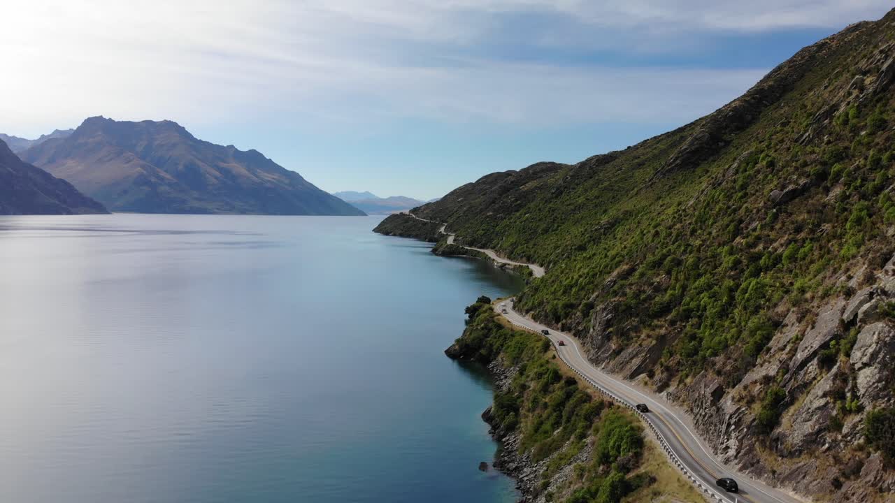⁇ 스타운 의 와타푸 호수  ⁇  에 있는 경치 좋은 휘어지는 도로 에 있는 자동차 들