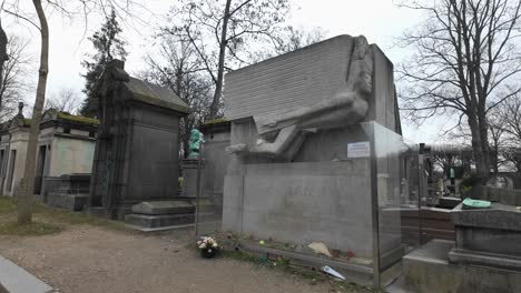 la tumba de oscar wilde, la tumba en el cementerio de pere lachaise en parís