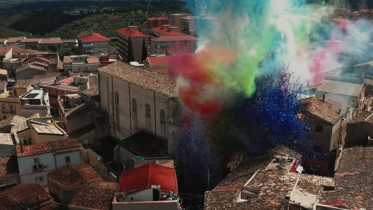 Fuochi d'artificio che esplodono in colori vivaci su Palazzolo Acreide durante un festival siciliano - Ripresa con drone.