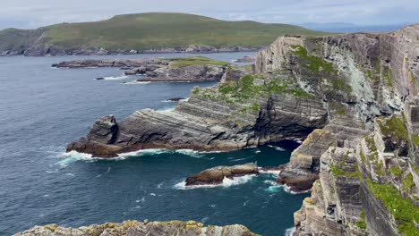 Ein-4-km-Blick-Auf-Die-Kerry-Ciliifs-In-Der-Nähe-Von-Portmagee-In-Irland,-Die-Je-Nach-Licht-Und-Sonnenschein-Unterschiedlich-Aussehen