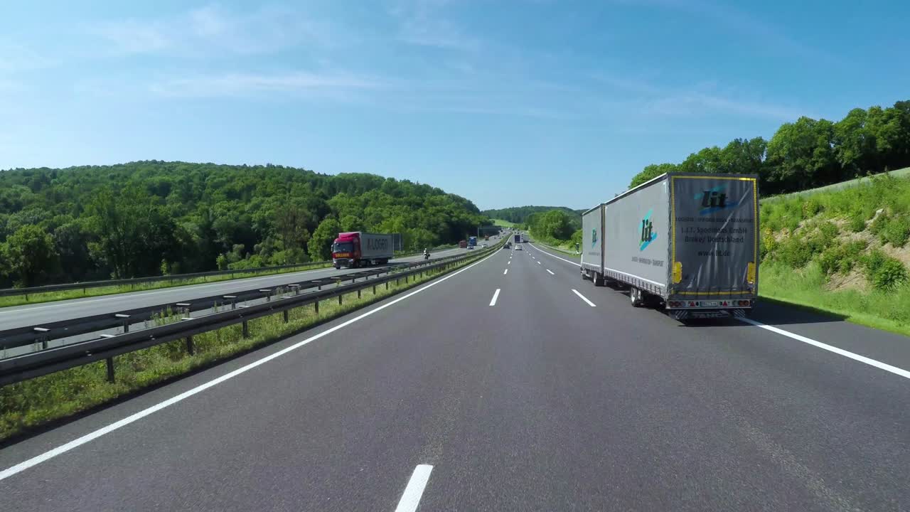 coche timelapse conduciendo en la autopista
