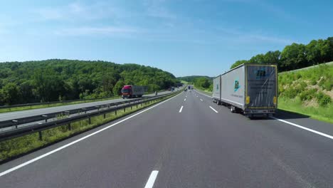 Timelapse-Coche-Conduciendo-Por-La-Autopista