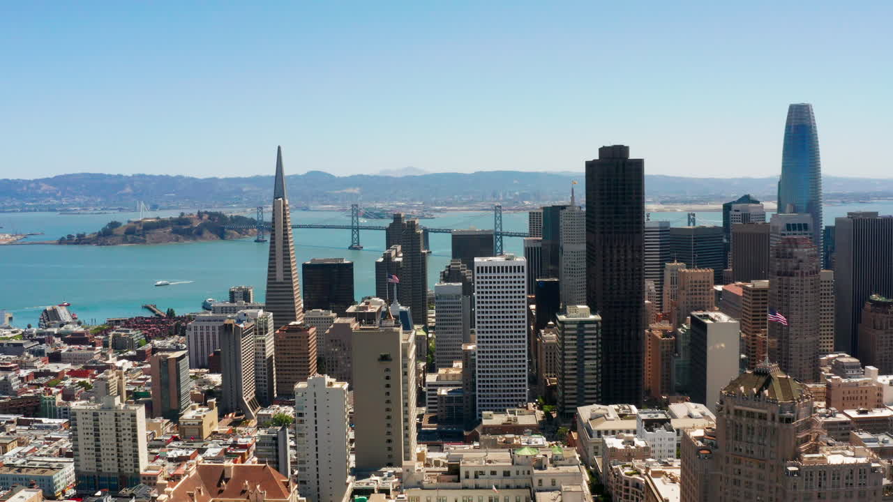 샌프란시스코, 캘리포니아의 경치 좋은 풍경 위에서 동적 인 드론 으로 시각을 높이십시오.