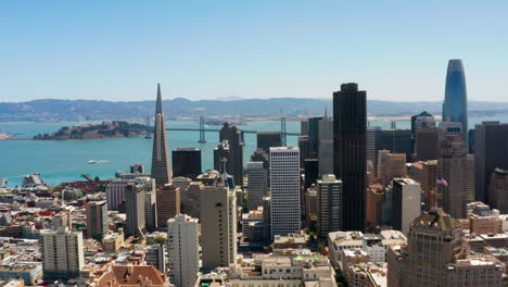 eleve sus visuales con un disparo dinámico de drone de empuje sobre los paisajes panorámicos de san francisco, california
