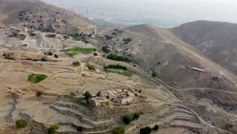 las colinas y las casas de barro de hesarak