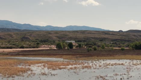 Vuelo-A-Baja-Altura-Sobre-Un-Hermoso-Lago-Con-Un-Viñedo-Al-Fondo