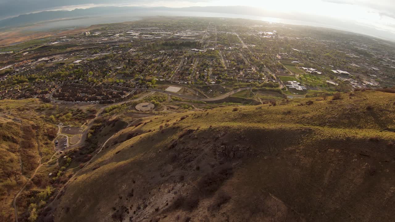 밝은 겨울 오후에 록키 산맥에 위치한 유타 주 프로보에 있는 번잡한 협곡 고속도로의 공중 전망