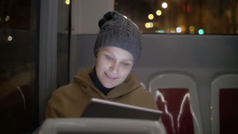 Woman-chatting-on-pad-in-the-bus