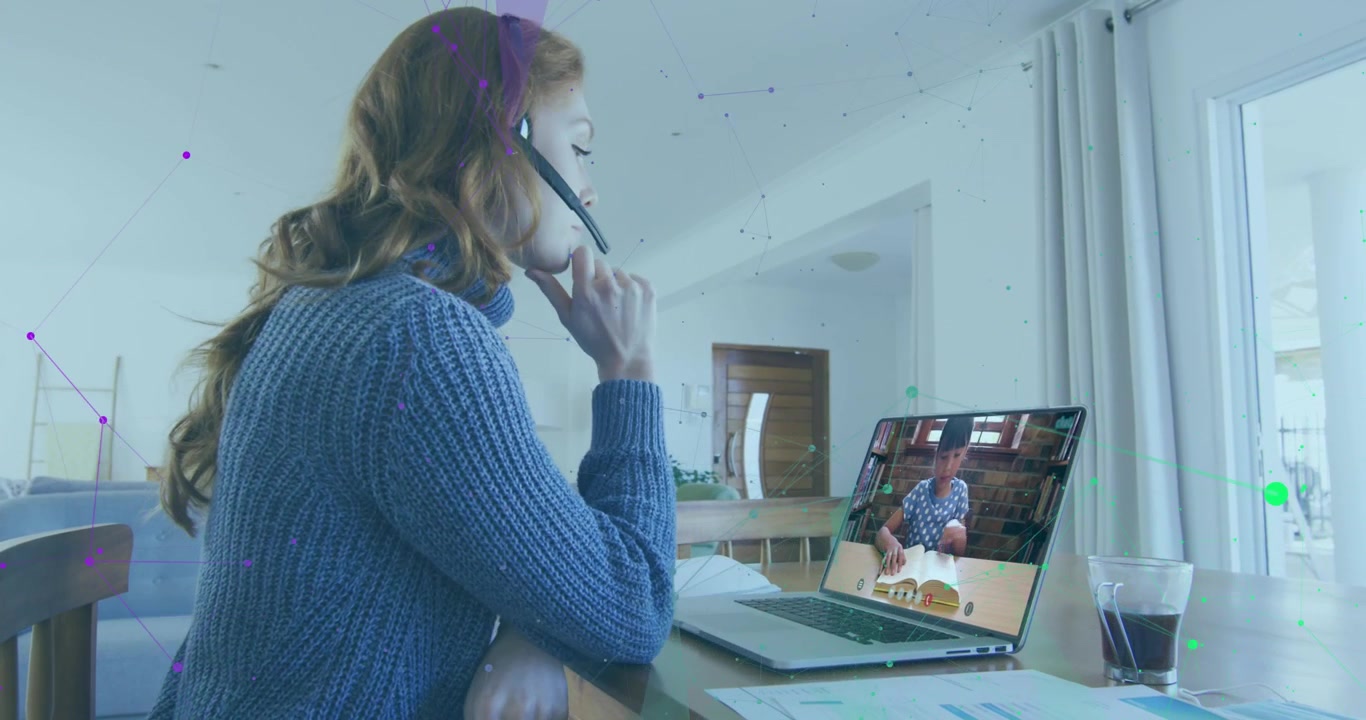 Animation af databehandling med en kaukasisk forretningskvinde, der bruger telefonheadset.