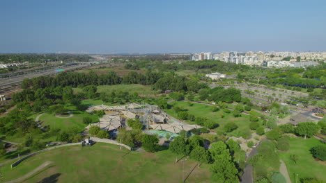 los céspedes del parque herzliya, israel - se puede encontrar allí un pequeño estanque, restaurantes, patios de juegos para niños, pistas para correr, pistas para bicicletas y un patio de juegos para perros