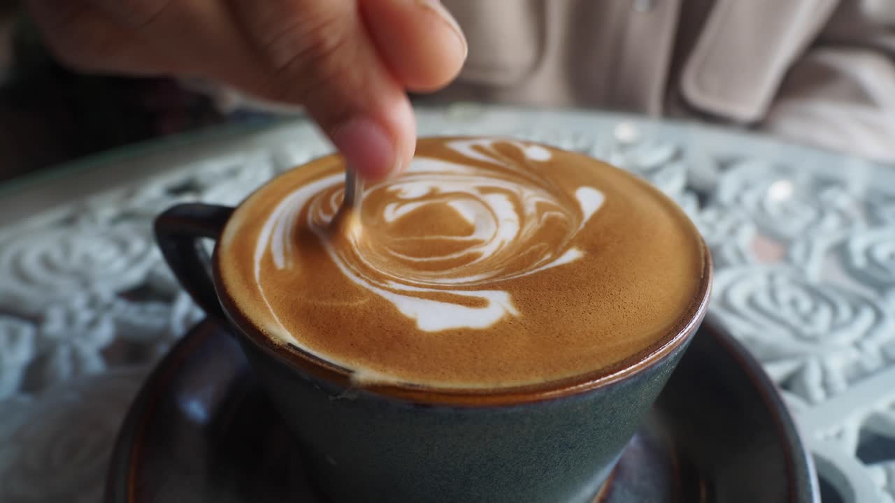 라테 아트를 만드는 사람