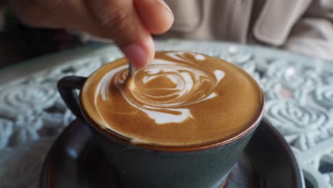 persona que hace arte del latte