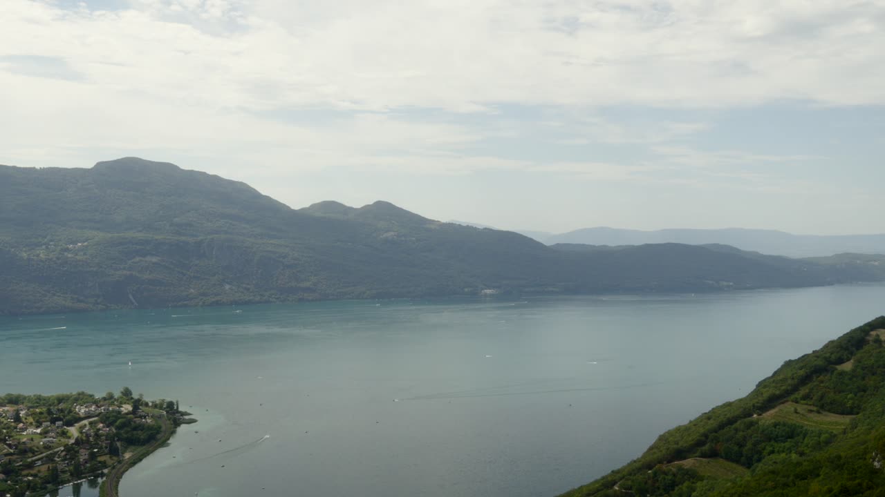 Timelapse panoramaudsigt over Bourget-søens sejlmiljø, bjergskyline i grønne bakker, kurby i Savoie
