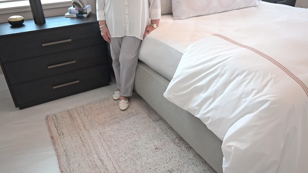 행복한 고객은 침실 디자인과 가구에 만족합니다.