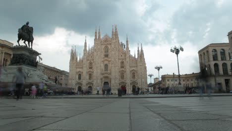 Timelapse-En-La-Plaza-Del-Duomo,-Milán,-Italia