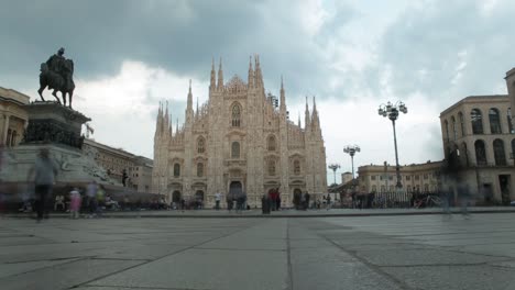 timelapse en la plaza del duomo, milano, italia