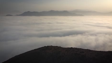 一群徒步旅行者在秘魯利馬的一座山上的雲端上空.