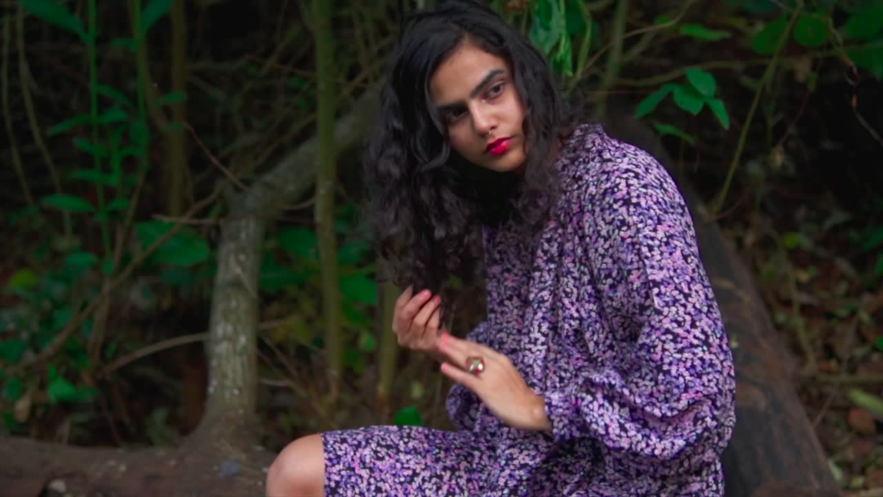 아름다운 갈색 소녀 가 코 핀 을 들고 밖 에서 곱슬 머리 를 고치고 있는  ⁇   ⁇   ⁇  - 아름다운 갈색 소녀 의 초상화  ⁇