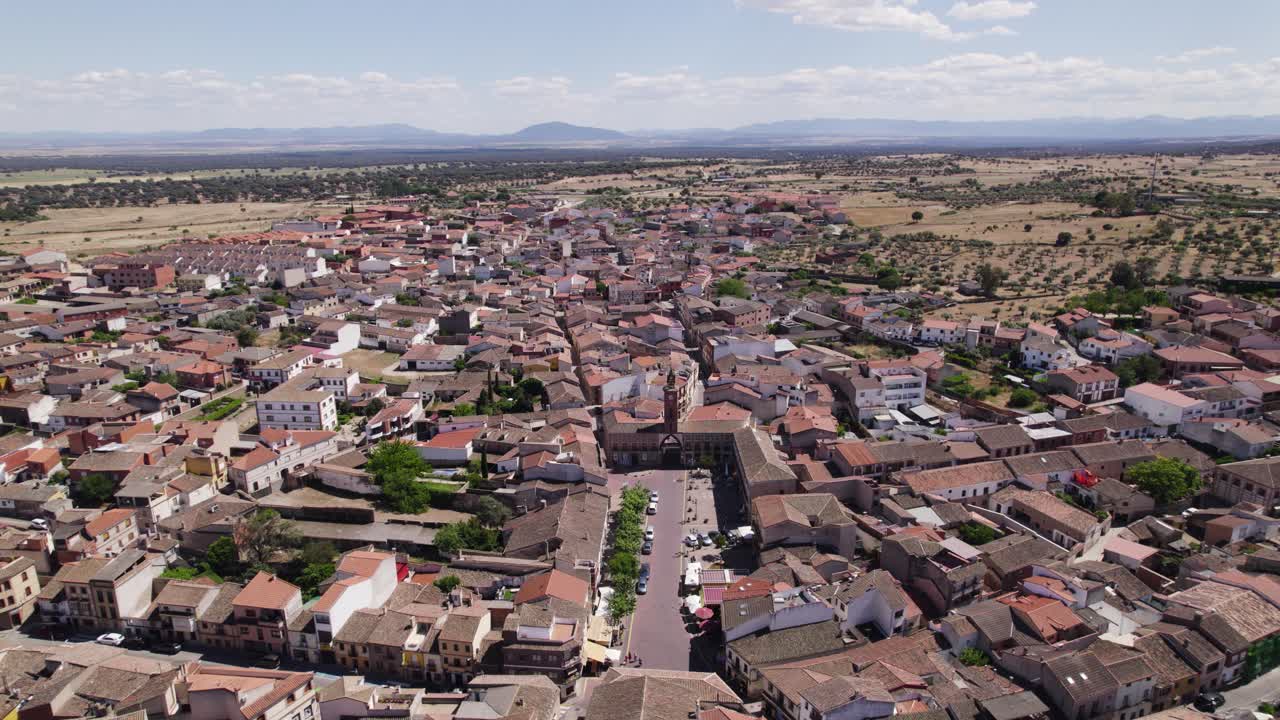 oropesa pequeña ciudad española vecindario tradicional edificio vista aérea orbitando paisaje rural brillante