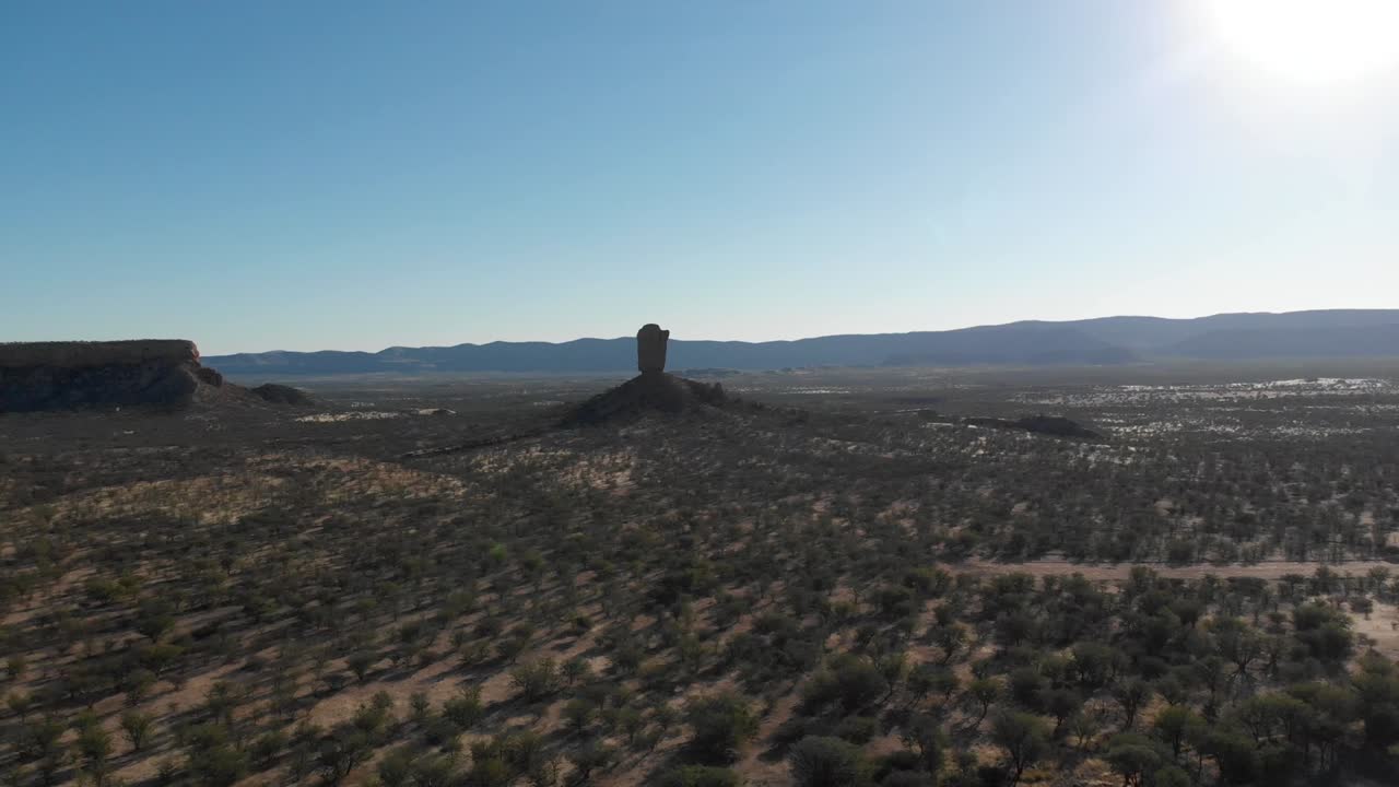 imágenes de video aéreas de drones de alta altitud de la impresionante formación rocosa vingerklip, namibia, áfrica. monumento de piedra alta en el desierto africano. valle de monumentos se parecen. vasto interior de namibia.