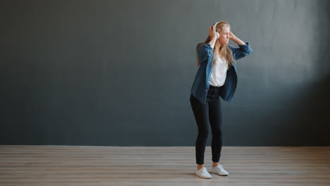 mujer bailando a la música