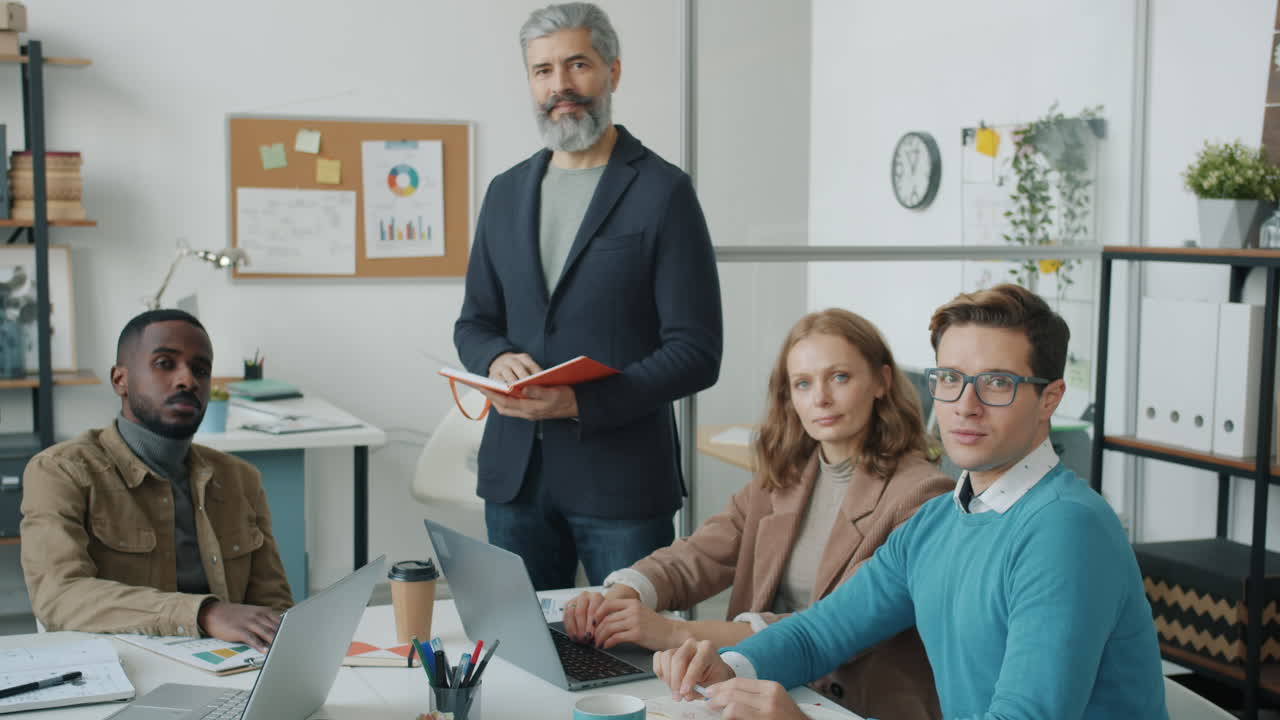 деловая встреча в современном офисе