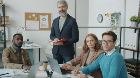 reunión de negocios en una oficina moderna