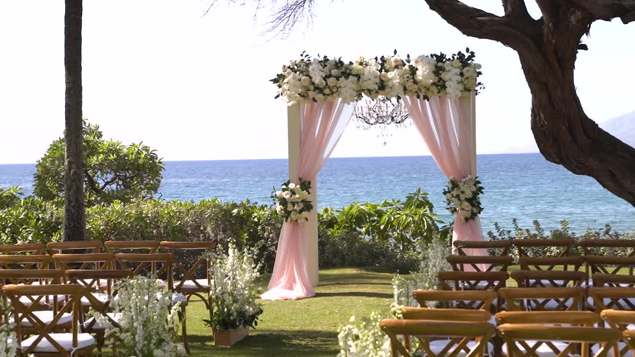 Decorazioni per la location della cerimonia nuziale con arco. Ripresa con gimbal. Matrimonio a Maui, Hawaii.