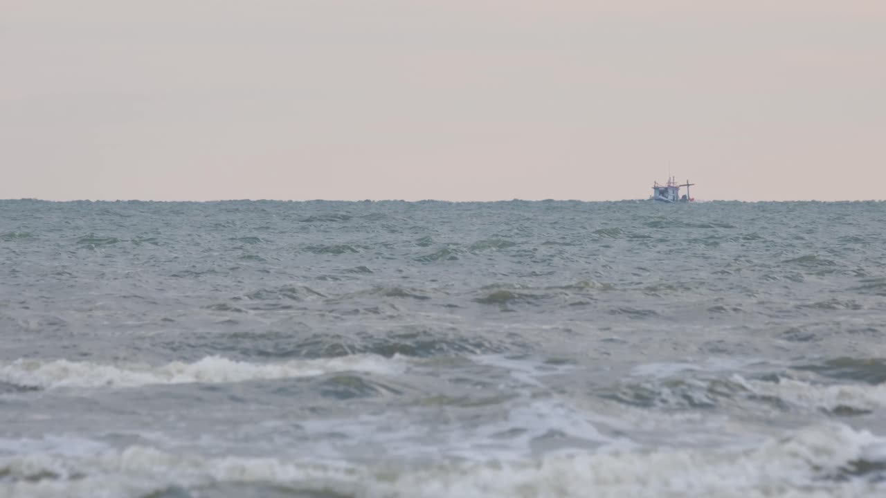 수평선에서 보이는 태국 어선이 사라지기 위해 오른쪽으로 이동