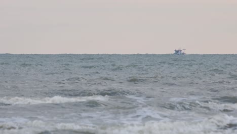 Un-Barco-Pesquero-Tailandés-Visto-En-El-Horizonte-Moviéndose-Hacia-La-Derecha-Para-Desaparecer