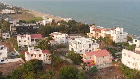 Resorts-Alrededor-De-La-Playa-De-Ecr-Chennai-Con-Piscinas,-árboles-Y-Gente-Caminando