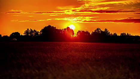 ervaar de magie van de natuur met de meest filmische zonsopgang op een boerderij, versterkt door de sublieme beweging van wolken voor de zon