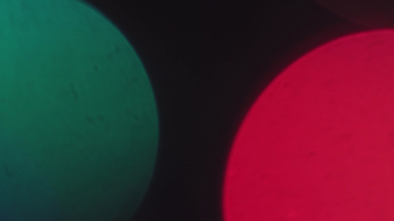 navidad borrosa luces de colores fantásticos están ardiendo brillantemente.