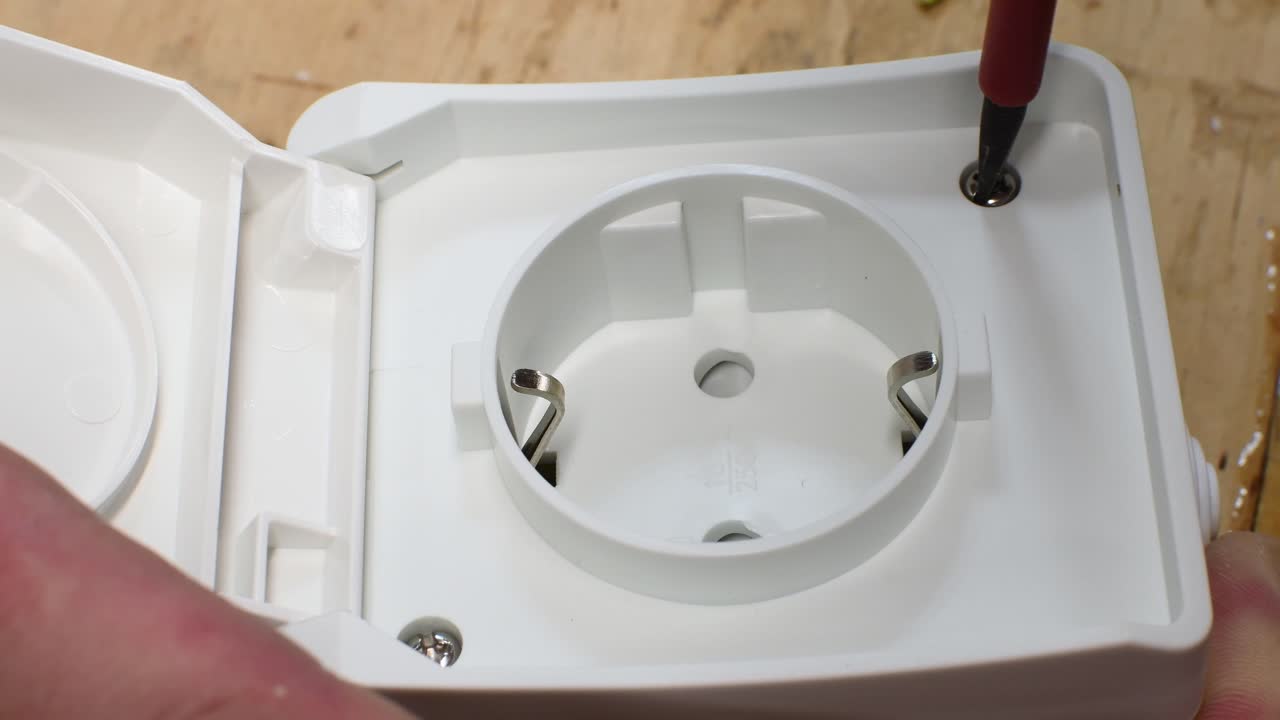 toma de corriente de apertura profesional electricista con destornillador de cabeza plana