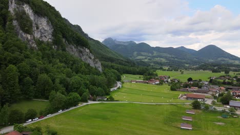 El-Dron-Vuela-Sobre-El-Pueblo-Bávaro-En-Los-Alpes