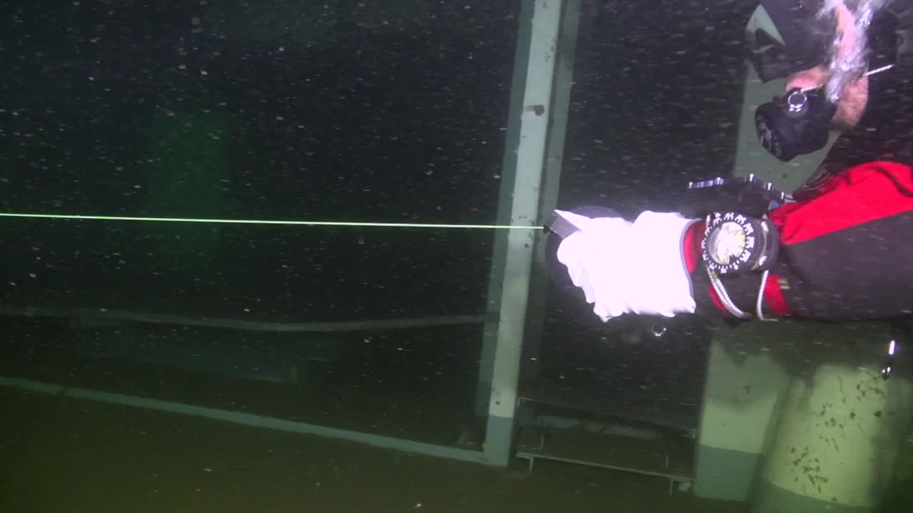 난파선에서 나오는 다이버 릴